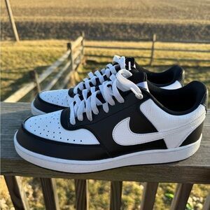 Men’s size 10.5 Nike Dunks black and white